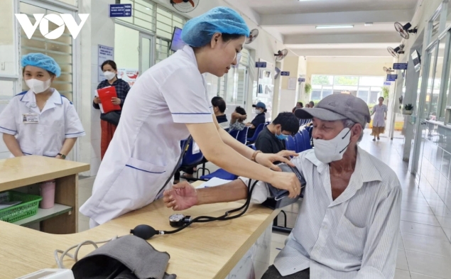 Dai bieu quoc hoi kham suc khoe toan dan khong the chi la mot lat cat nhat thoi hinh anh 2