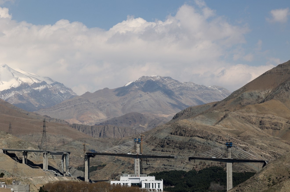 nguoi dan iran bang hoang sau khi cay cau lon nhat nuoc bi danh sap hinh anh 1