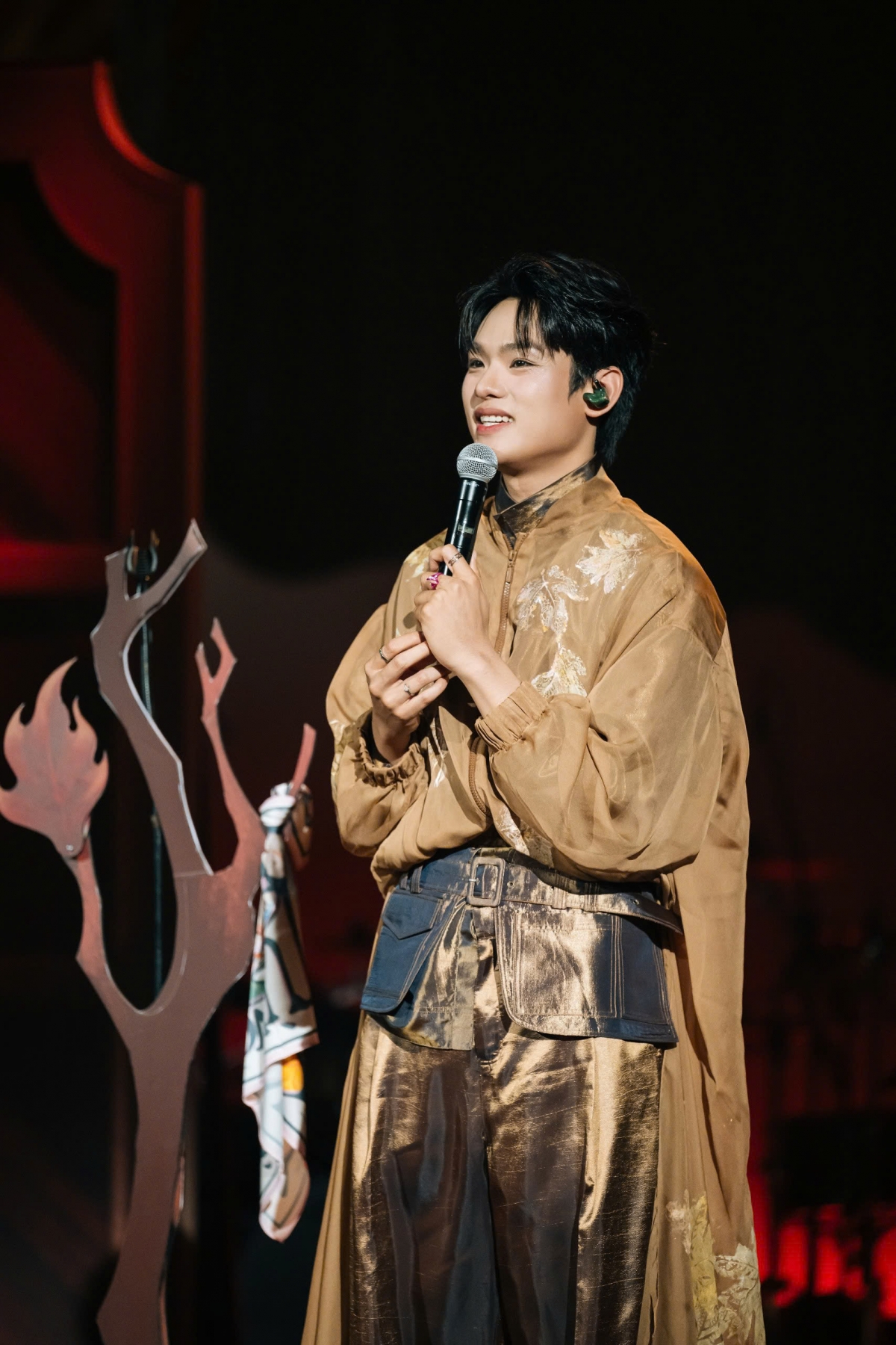 buitruonglinh o lai den nua dem chup anh cung fan sau concert ha noi hinh anh 4