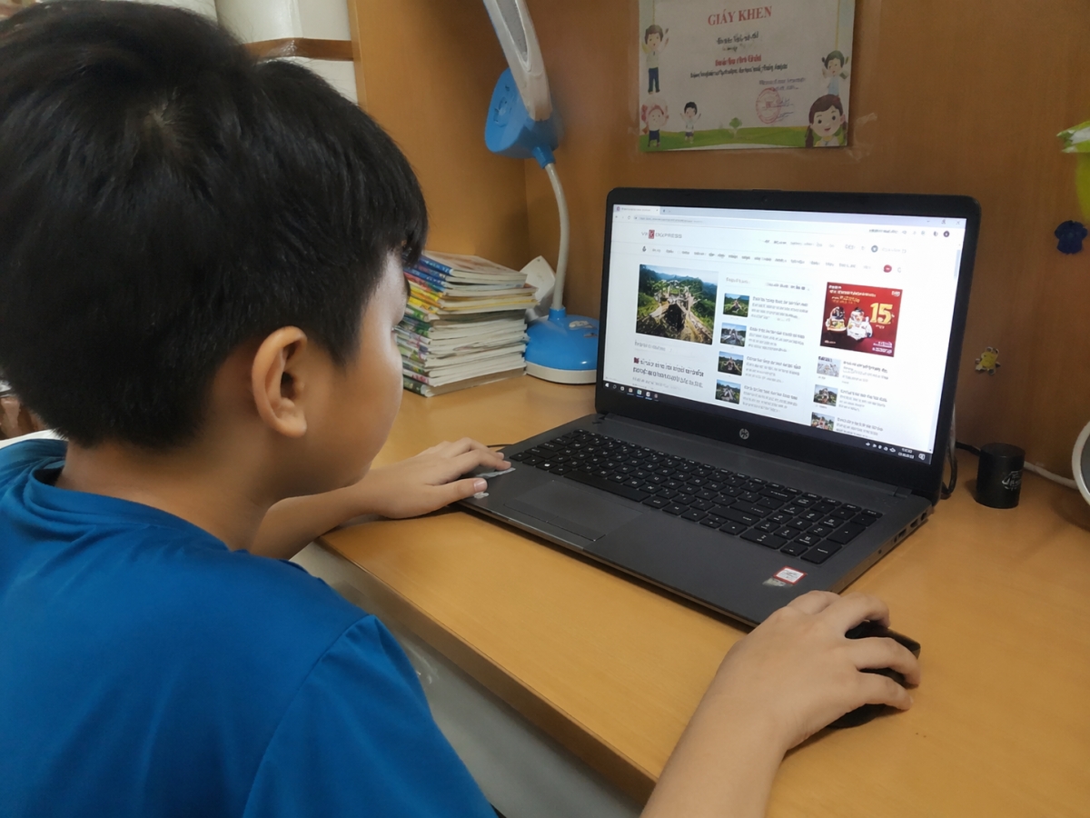 bao ve tre em tren khong gian mang khong phai cam, ma la giao duc tre ky nang hinh anh 2