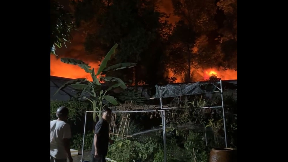 chay kem tieng no lon tai cong ty san xuat son o tp.hcm hinh anh 2