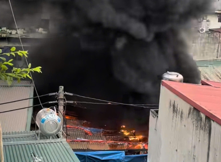 chay kho dong lanh trong ngo nho ha noi, thieu rui nhieu xe may hinh anh 1