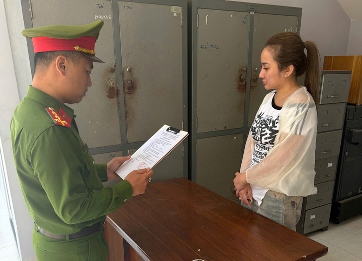  nu quai gia danh cong an, dung kich ban chay an chiem doat tai san hinh anh 1