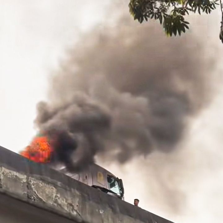 chay xe dau keo tren vanh dai 3 tren cao, khoi den cuon cuon hinh anh 1