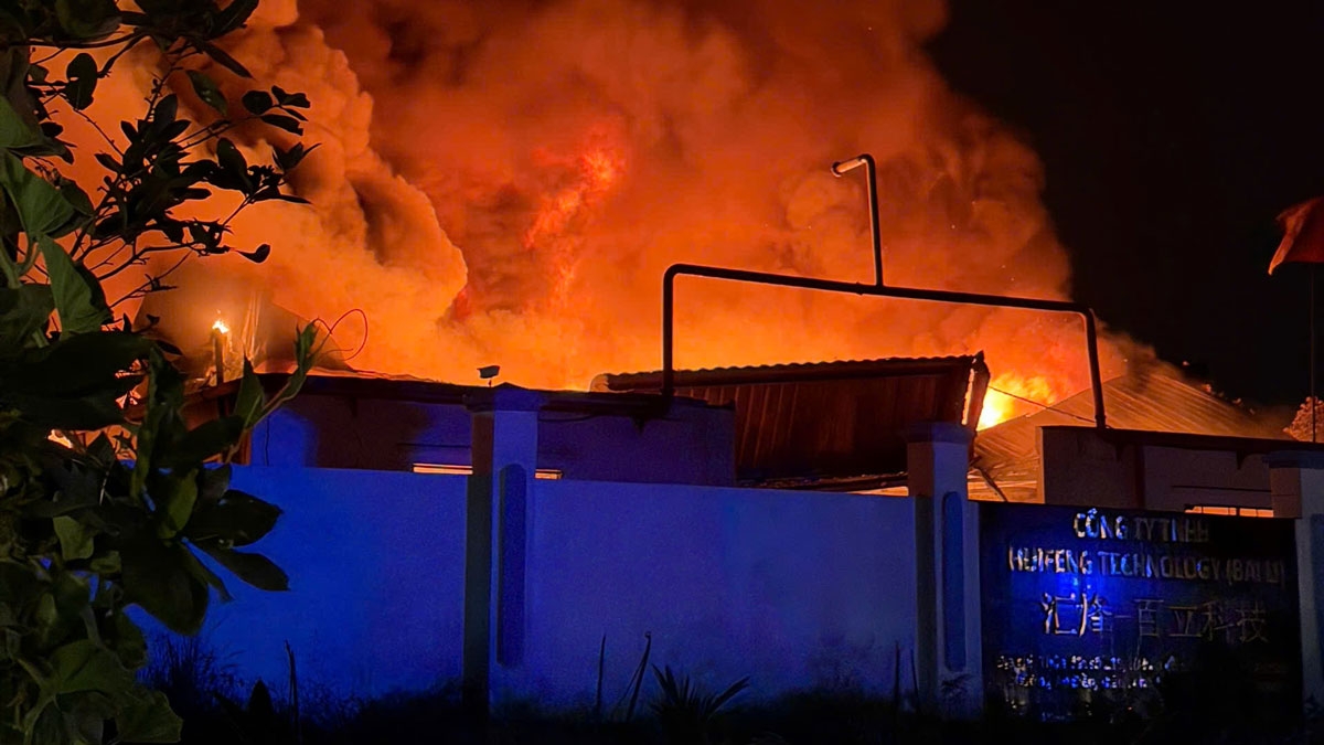 chay kem tieng no lon tai cong ty san xuat son o tp.hcm hinh anh 1