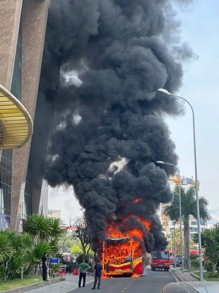 chay xe khach ngun ngut giua trung tam nha trang, nhieu nguoi hoang loan hinh anh 1