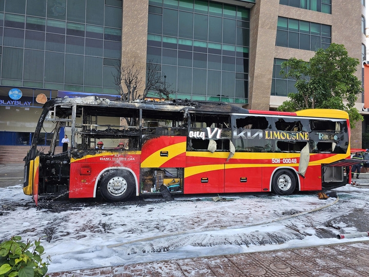 chay xe khach ngun ngut giua trung tam nha trang, nhieu nguoi hoang loan hinh anh 2