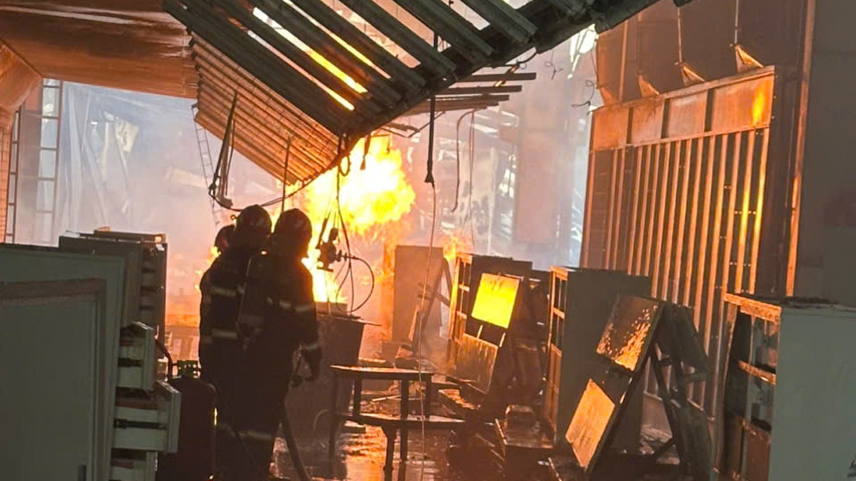 hoa hoan thieu rui dien tich lon xuong san xuat go tai tp.hcm hinh anh 1