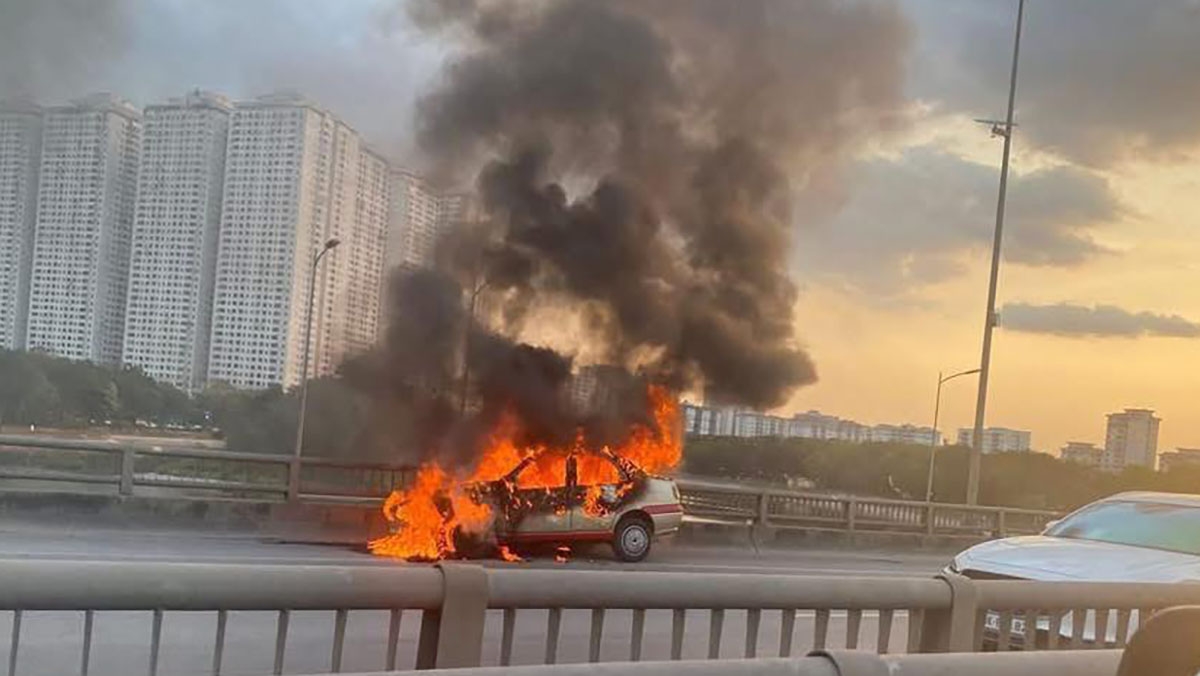 O to boc chay du doi o vanh dai 3 tren cao, giao thong un u hinh anh 2