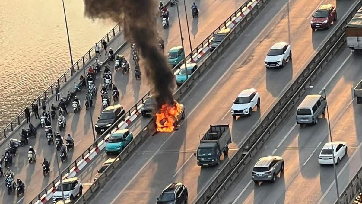 O to boc chay du doi o vanh dai 3 tren cao, giao thong un u hinh anh 3