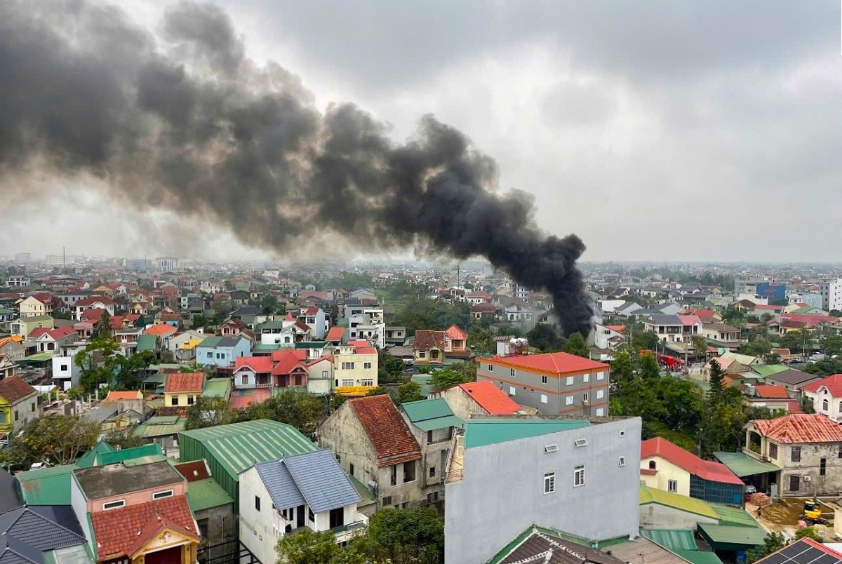 Cháy cửa hàng sửa xe máy ở Nghệ An, cột khói đen bốc cao hàng chục mét