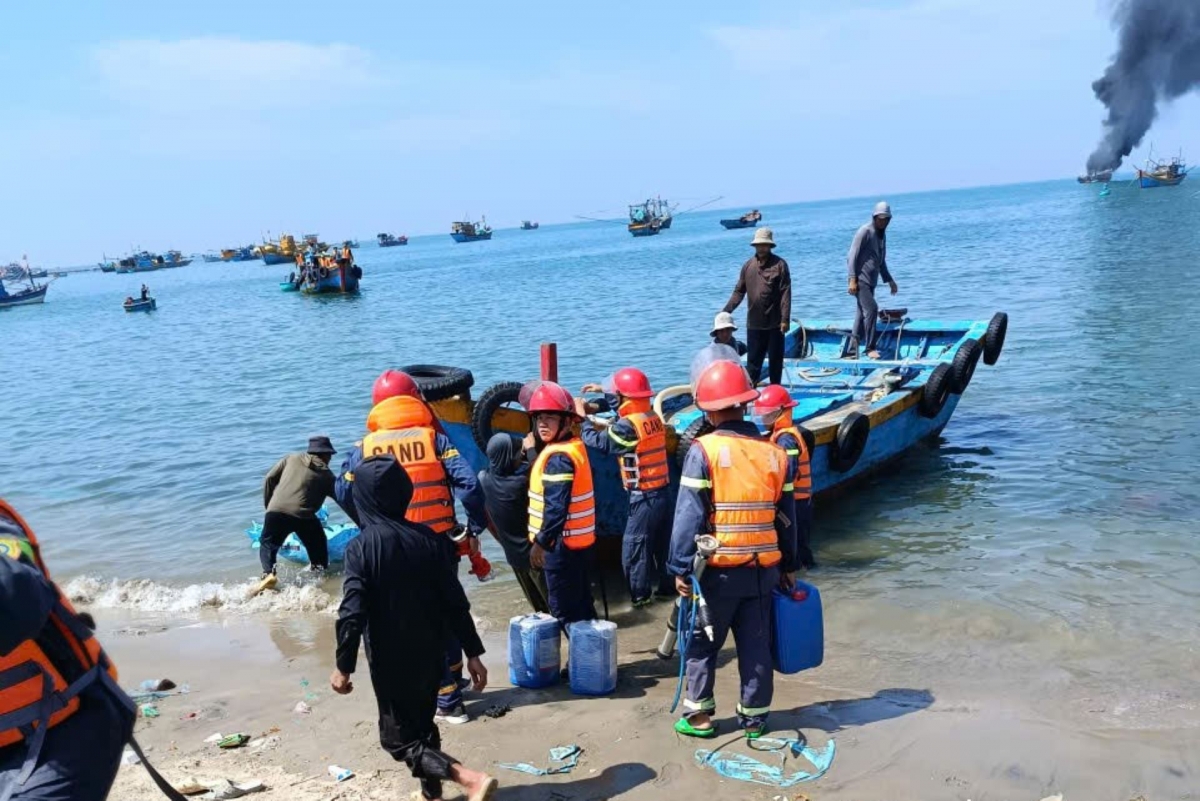Cháy tàu chở dầu ở vùng biển Liên Hương: 2 người bỏng nặng, 1 người mất tích