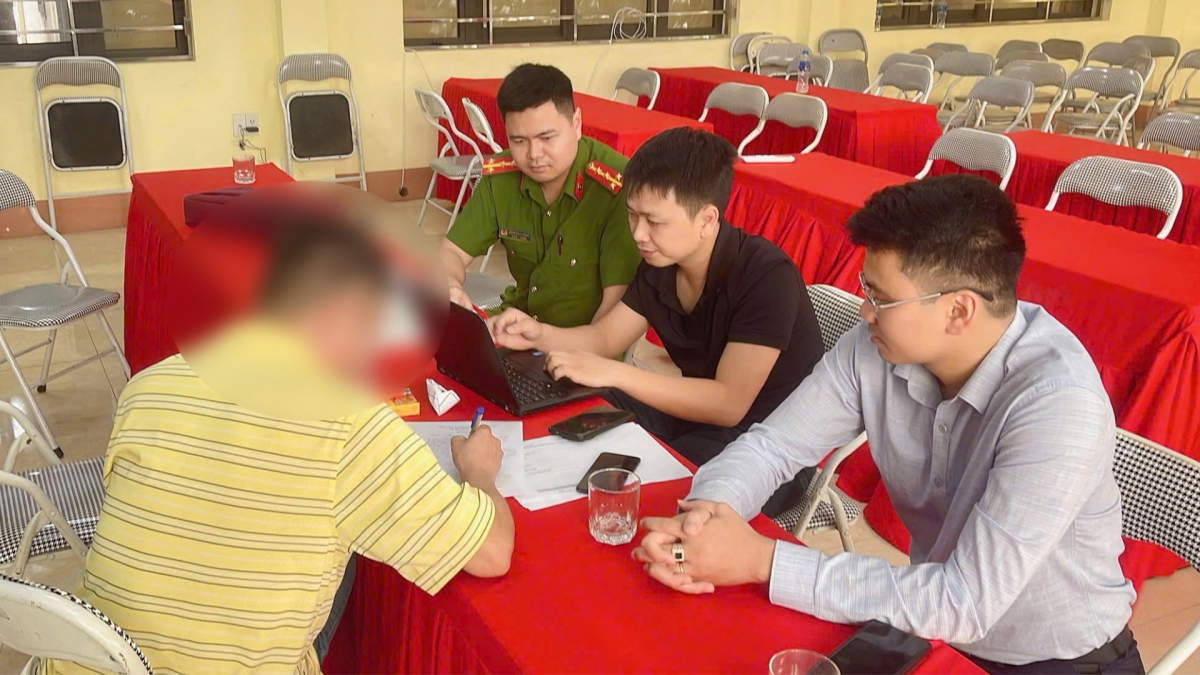 chia se bai viet la , nguoi dan ong bi cong an moi lam viec hinh anh 1