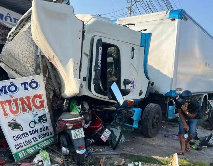 ca mau xe tai gap su co cabin, gay tai nan lien hoan hinh anh 1