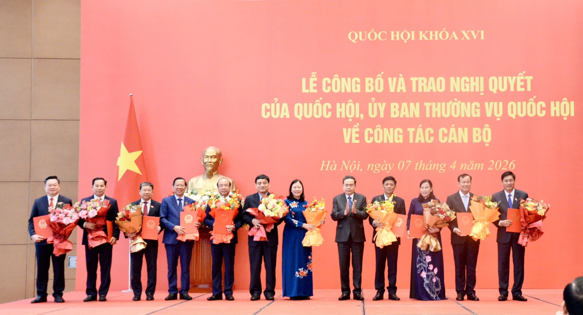 chu tich quoc hoi chu tri le cong bo va trao cac nghi quyet ve cong tac can bo hinh anh 4