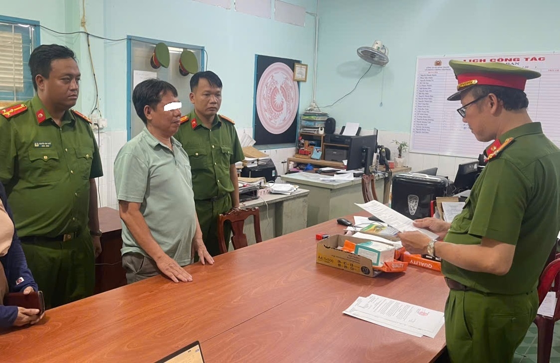 vinh long khoi to doi tuong ve hanh vi van chuyen trai phep hang hoa qua bien gioi hinh anh 1