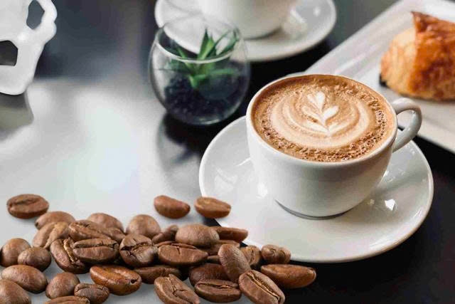 phu nu uong ca phe moi ngay thoi quen tot hay tiem an rui ro hinh anh 1