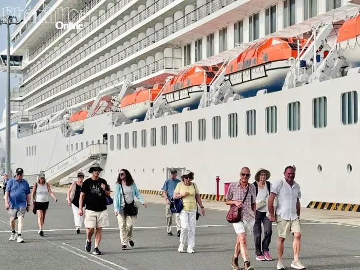 two international cruise ships bring over 1,600 tourists to khanh hoa picture 1