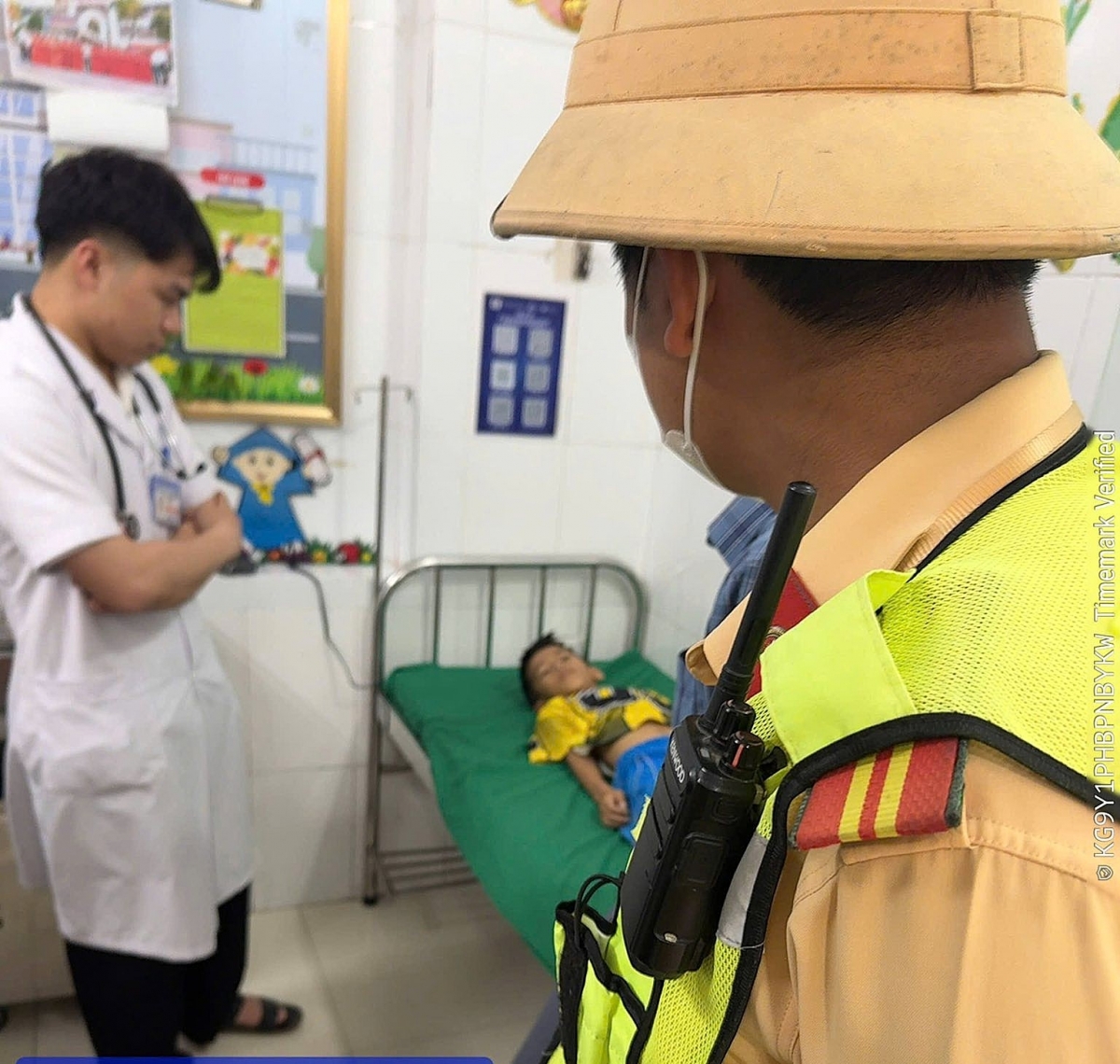 csgt nghe an kip thoi dan duong, ho tro dua chau be nguy kich di cap cuu hinh anh 1