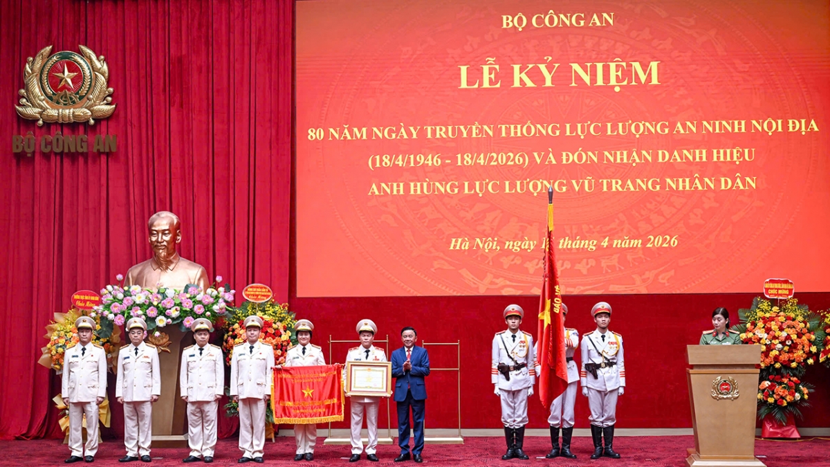 Dong chi tran cam tu du ky niem 80 nam luc luong an ninh noi dia hinh anh 2