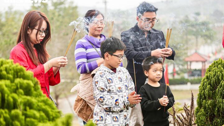van khan cung tet thanh minh trong nha va ngoai mo hinh anh 1