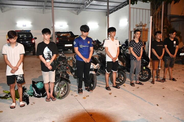 nhom thanh thieu nien cam hung khi ruot danh, cuop xe giua pho Da nang hinh anh 1