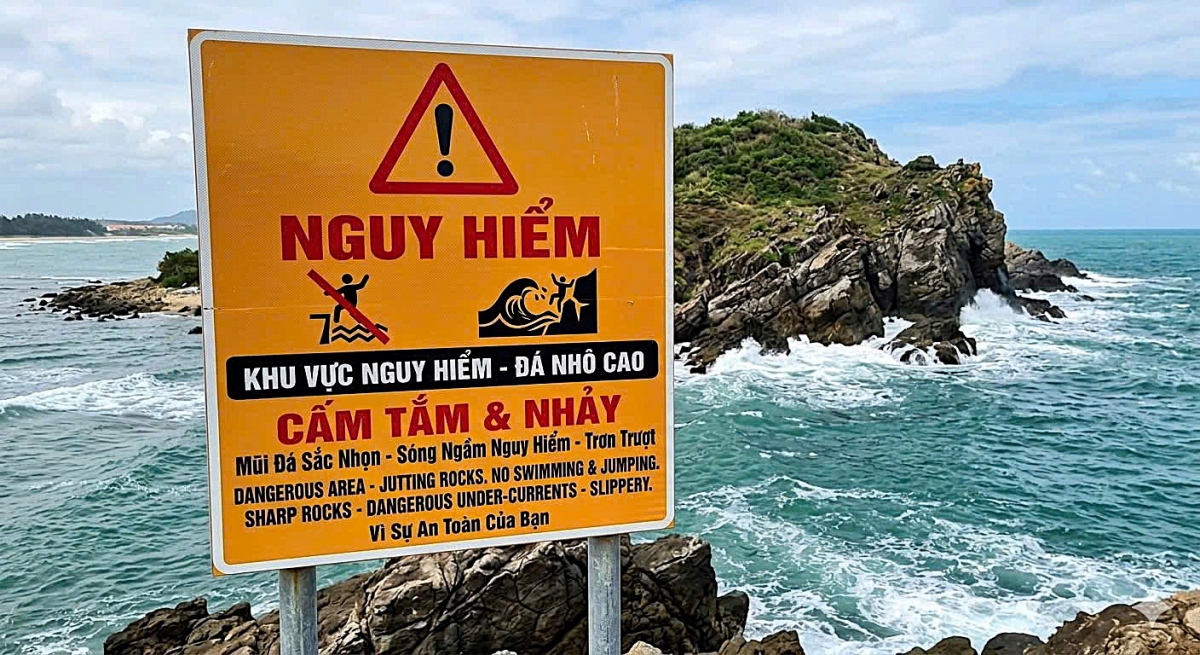 cuu 2 anh em song sinh bi song cuon ra xa khi tam bien o nghe an hinh anh 2