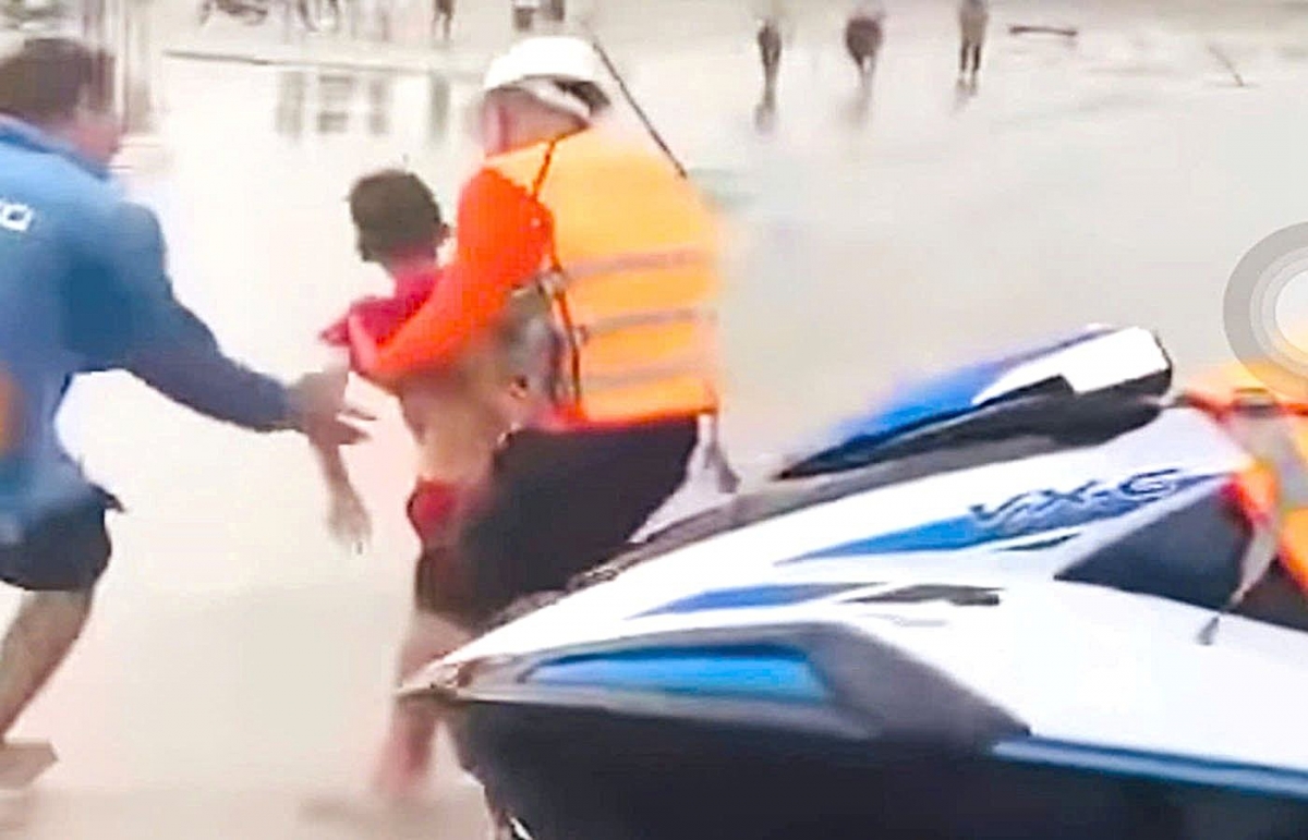 cuu 2 anh em song sinh bi song cuon ra xa khi tam bien o nghe an hinh anh 1