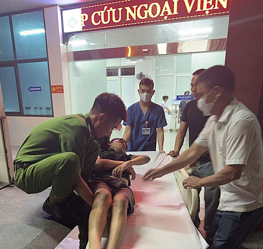 cong an xa o ha tinh cuu nguoi gap nan nguy kich giua dem khuya hinh anh 1