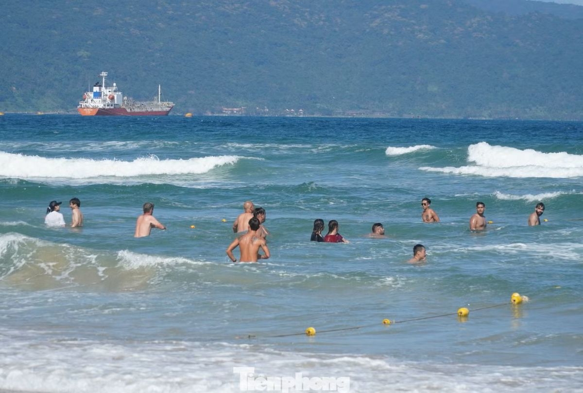 Two Indian tourists rescued after being swept away off Da Nang beach