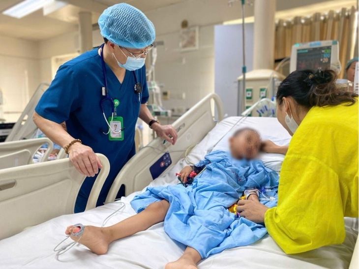 be trai 5 tuoi trong vu xe khach lao xuong vuc o tam Dao qua con nguy kich hinh anh 1