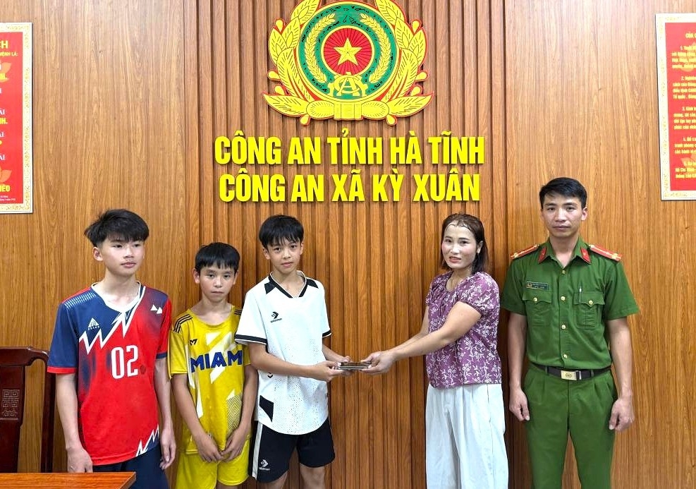 nhat duoc dien thoai, 3 hoc sinh lop 8 trinh bao cong an tra lai nguoi danh roi hinh anh 1