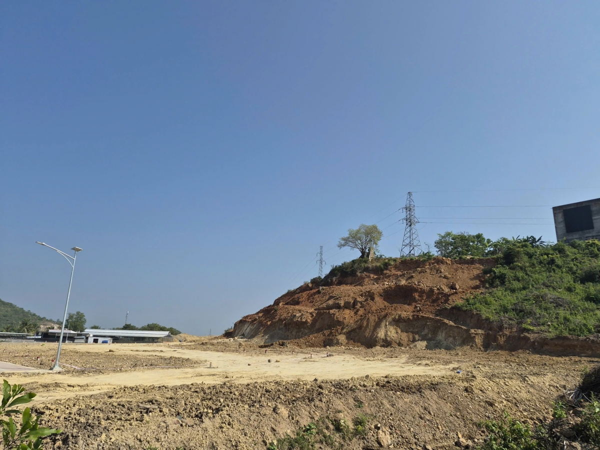 bat qua tang khai thac dat trai phep gan duong day dien cao the o khanh hoa hinh anh 1