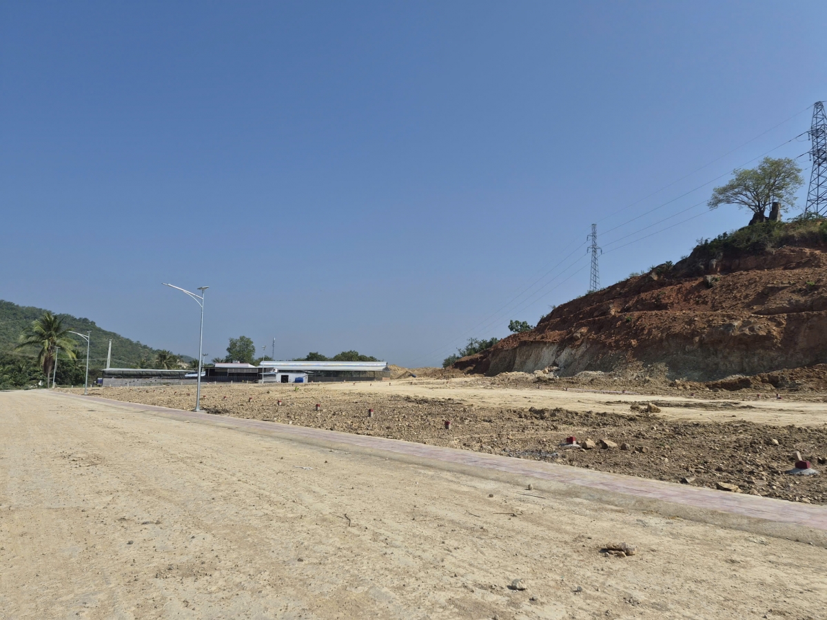 cong an dieu tra viec khai thac dat trai phep gan duong dien cao the o khanh hoa hinh anh 2