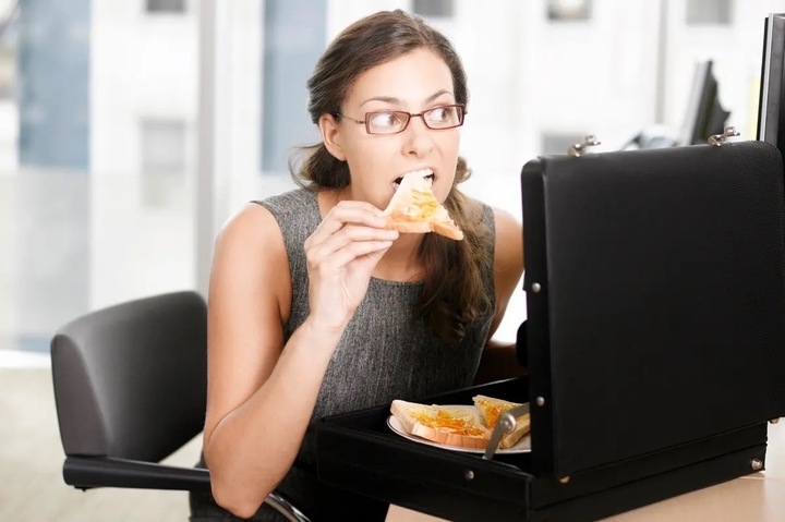 Người Pháp cấm ăn trưa tại bàn làm việc, đây là lý do