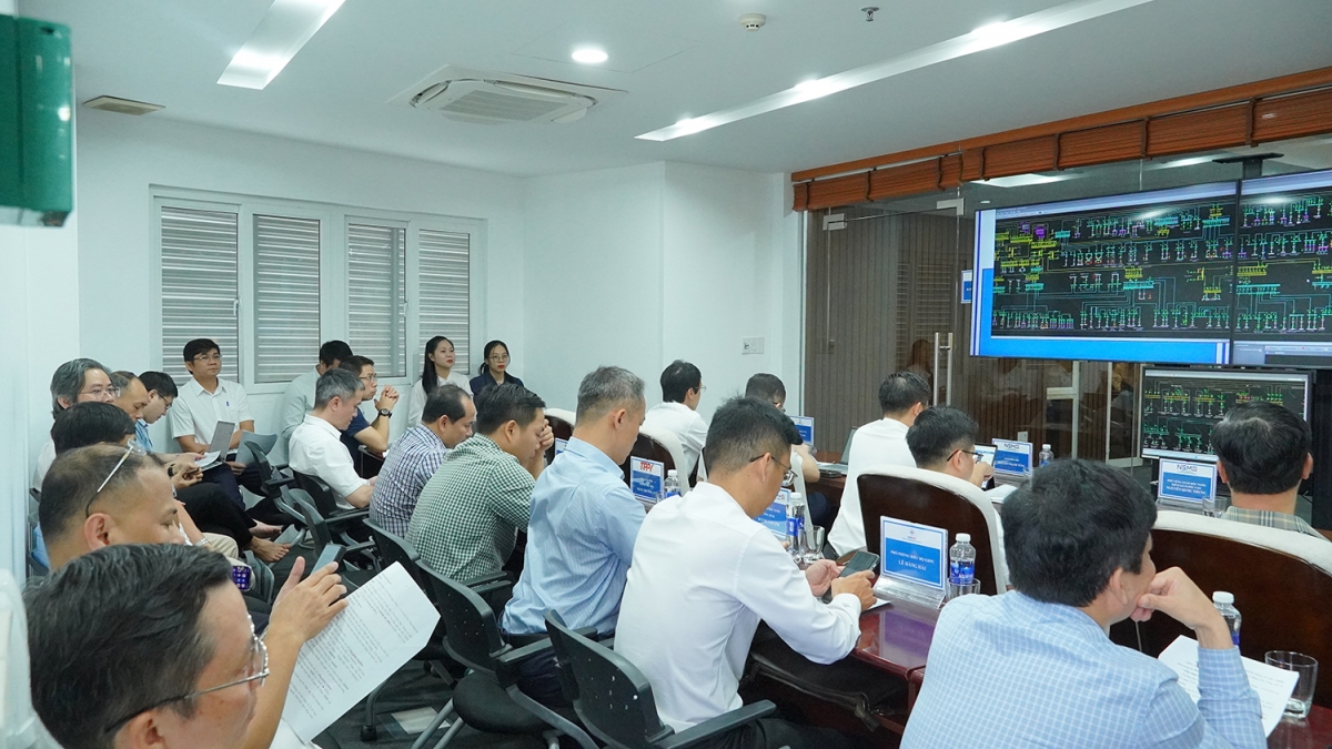 dien tap xu ly su co he thong dien mien trung, san sang van hanh mua kho 2026 hinh anh 1