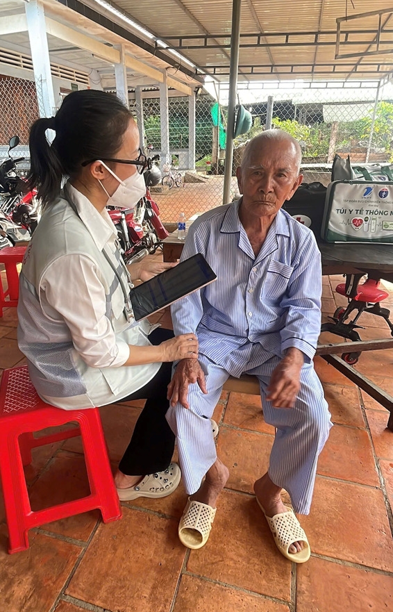 Doi cham soc suc khoe lien tuc den tan nha dan o tp.hcm de tham kham hinh anh 2