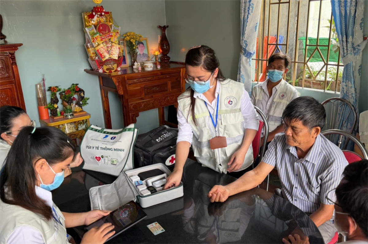 Doi cham soc suc khoe lien tuc den tan nha dan o tp.hcm de tham kham hinh anh 1