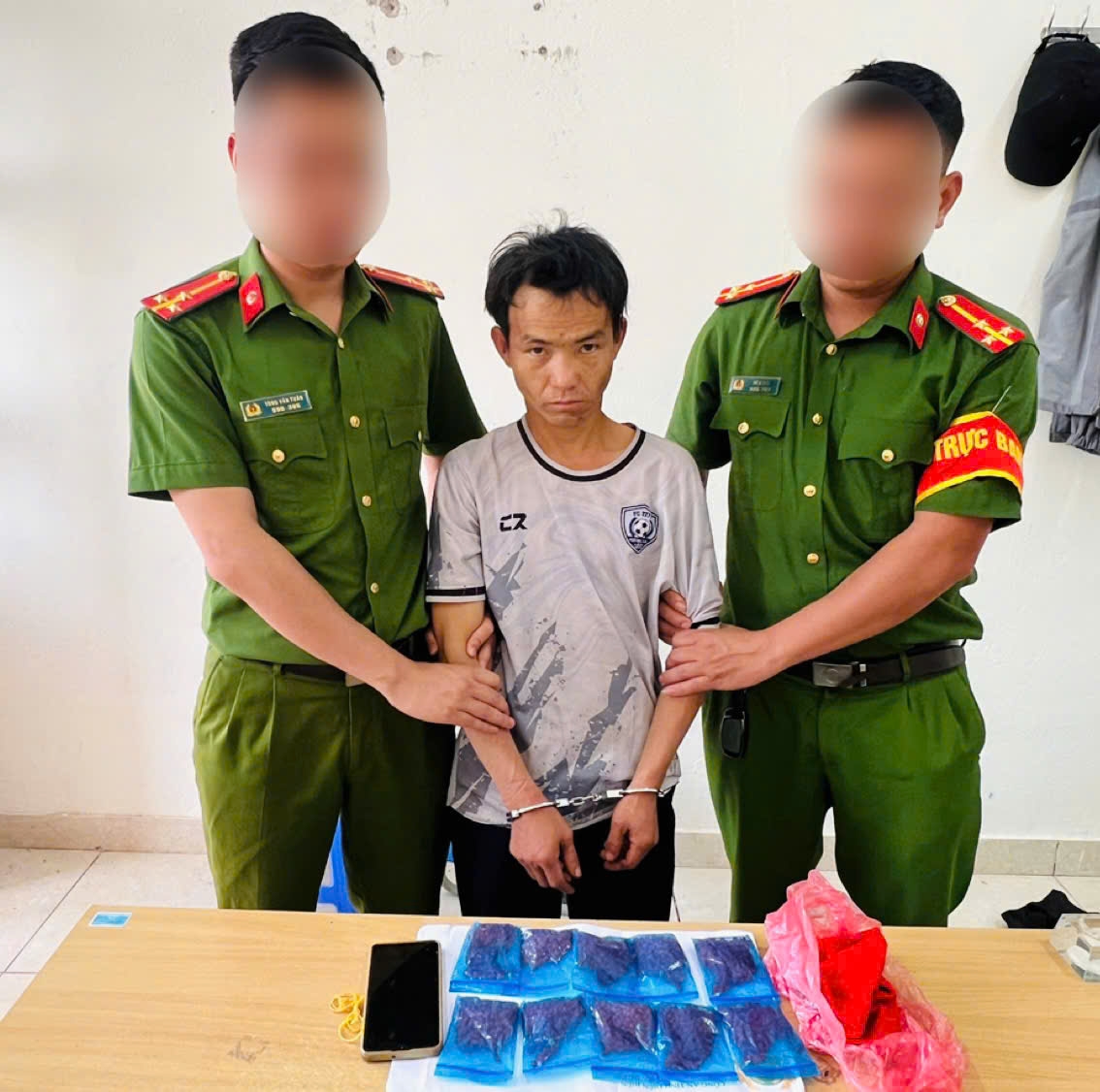 bat doi tuong van chuyen 2.000 vien hong phien o Dien bien hinh anh 1