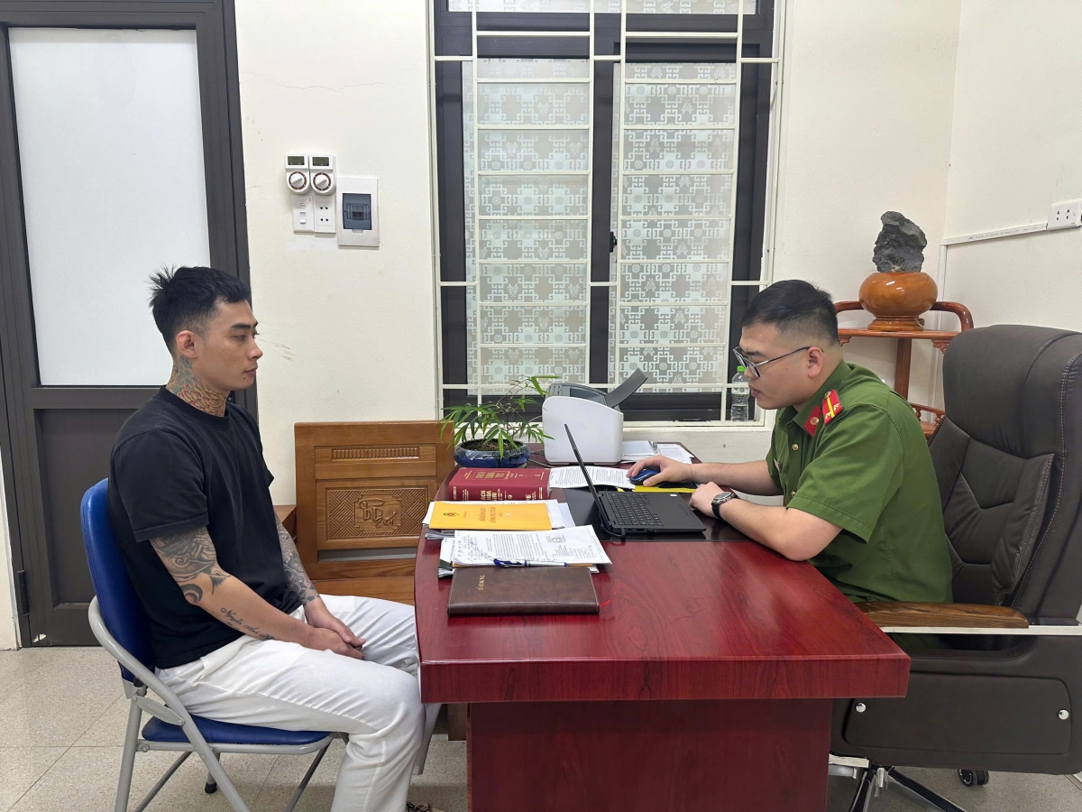 Doi tuong truy na dac biet nguy hiem ra dau thu sau 2 nam lan tron hinh anh 1