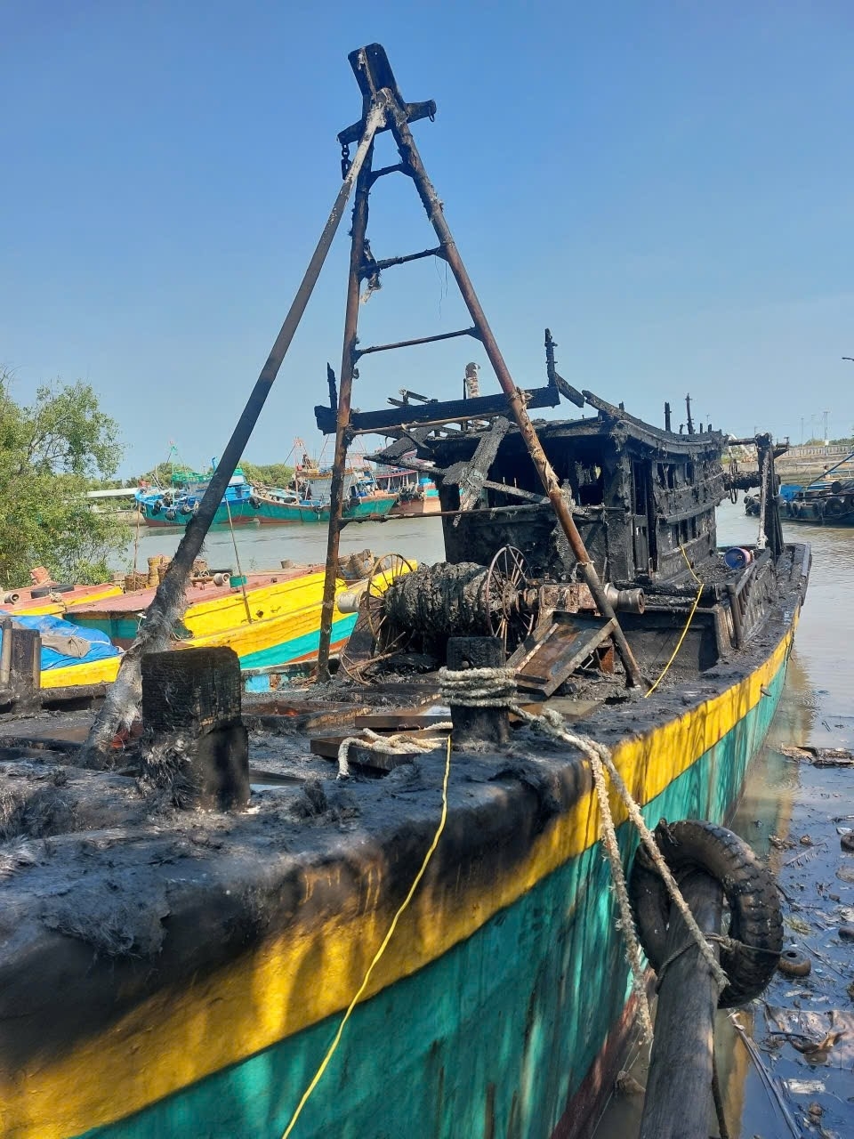 Ghe đánh cá đang neo đậu bỗng dưng bốc cháy tại Đồng Tháp