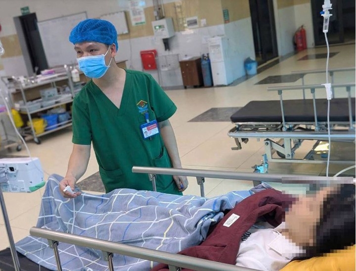 Dang du hoi thao co giao 38 tuoi bi dot quy bat ngo hinh anh 1