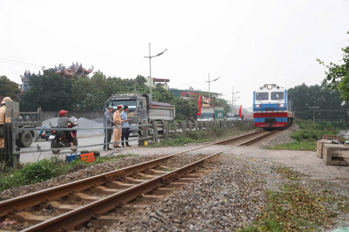 tang chot xu phat, canh bao tu xa, xoa loi di tu mo de ngan tai nan duong sat hinh anh 1