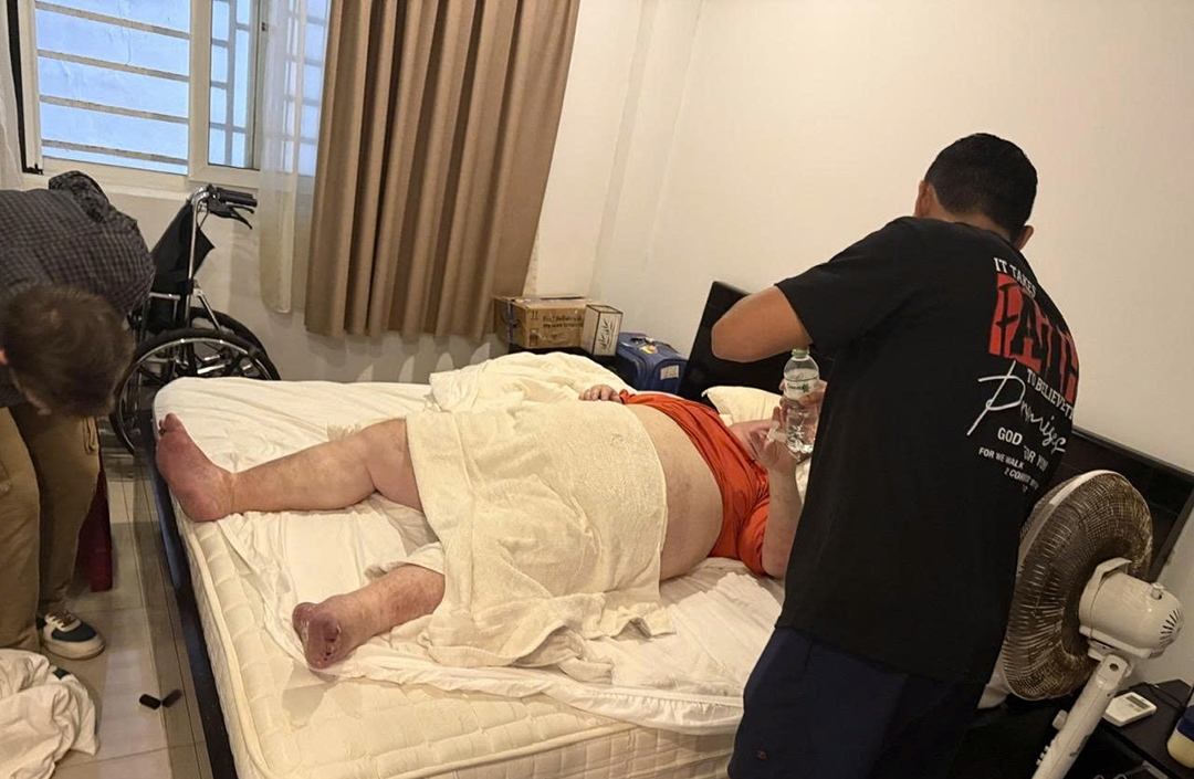 giai cuu du khach nuoc ngoai nang gan 300kg bi nga trong nha ve sinh o Da nang hinh anh 1