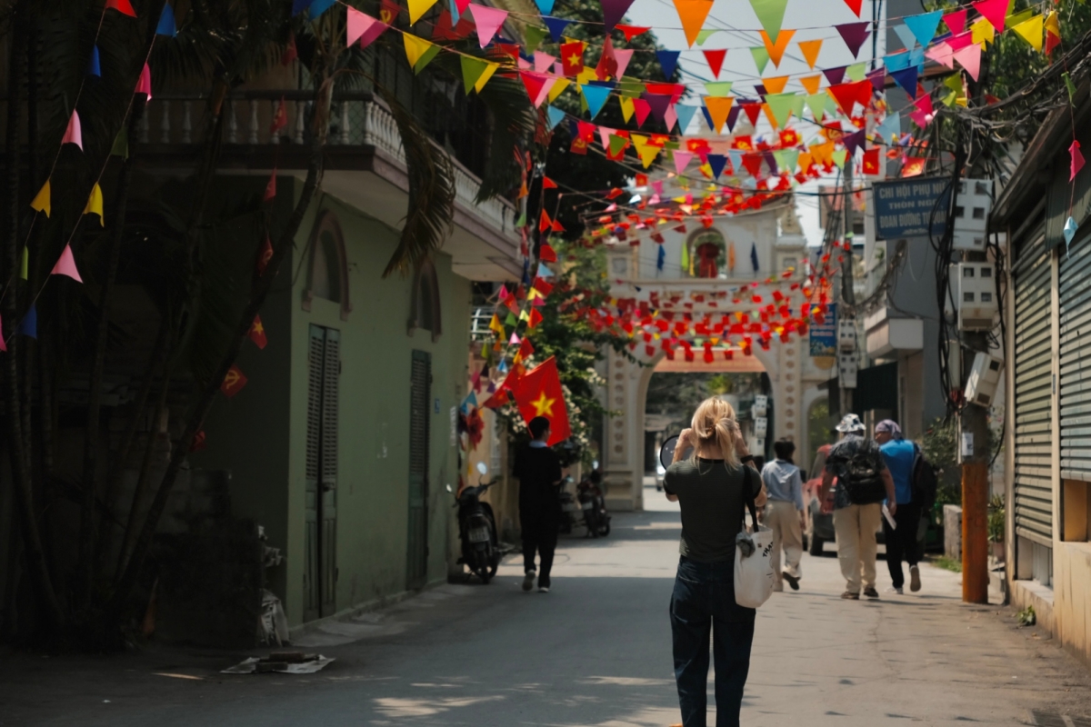 Dua lang nghe kham trai ha noi den gan hon voi khach quoc te hinh anh 5