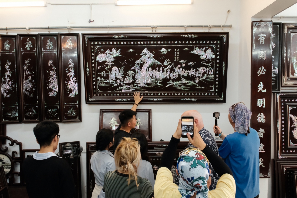 Dua lang nghe kham trai ha noi den gan hon voi khach quoc te hinh anh 1
