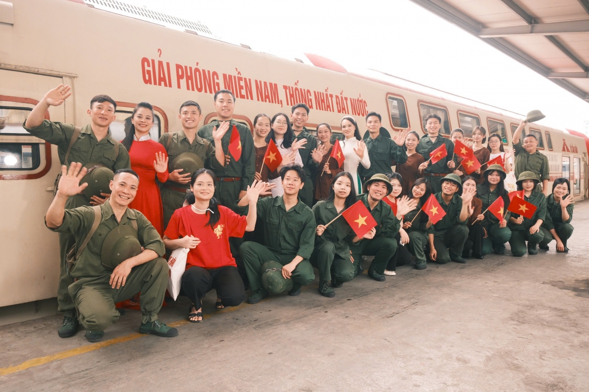 ha noi co chuyen tau dac biet goi ky uc ngay dat nuoc thong nhat hinh anh 1