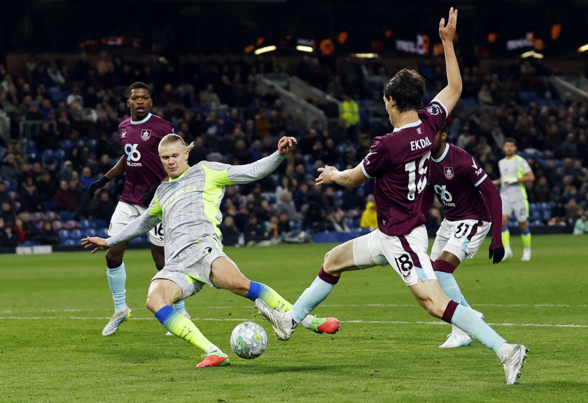 erling haaland toa sang, man city soan ngoi dau cua arsenal hinh anh 3