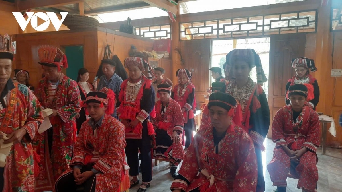 embroidered ceremonial costumes of the red dao people picture 2