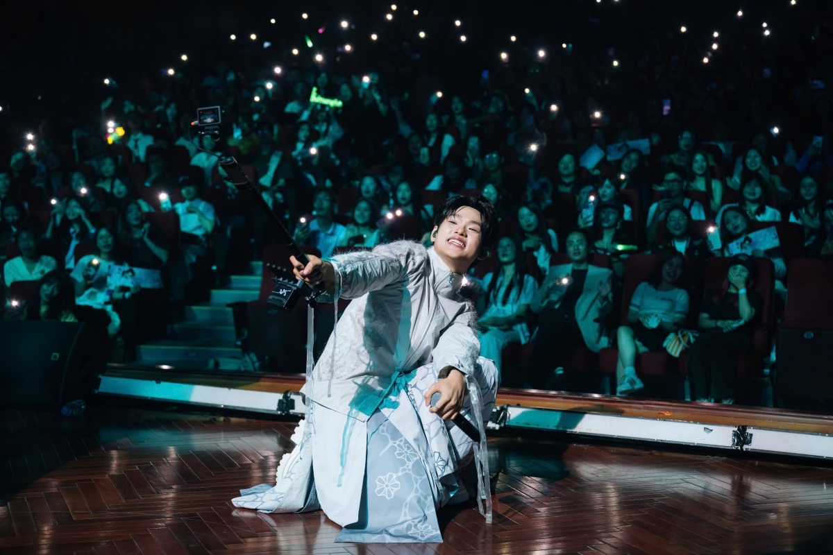 buitruonglinh o lai den nua dem chup anh cung fan sau concert ha noi hinh anh 5